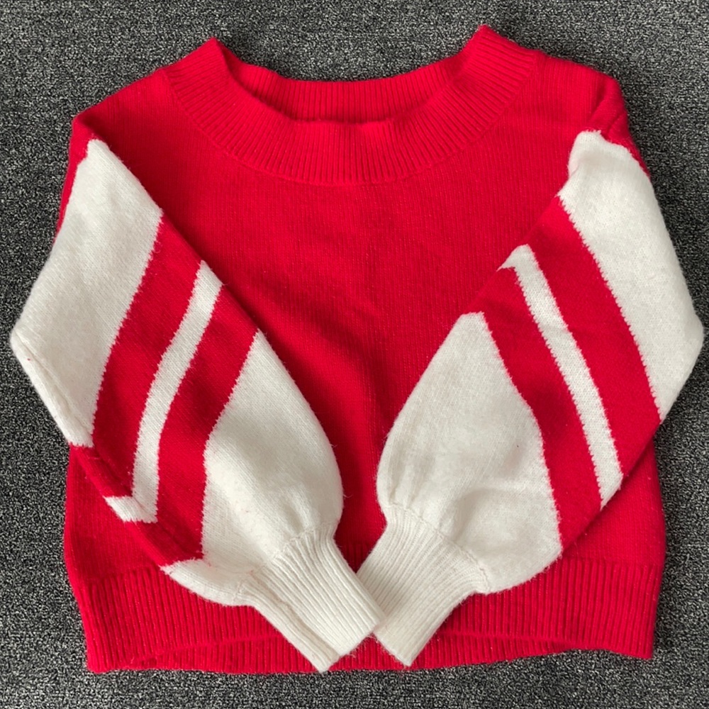 Cozy express sweater with white puffy sleeves